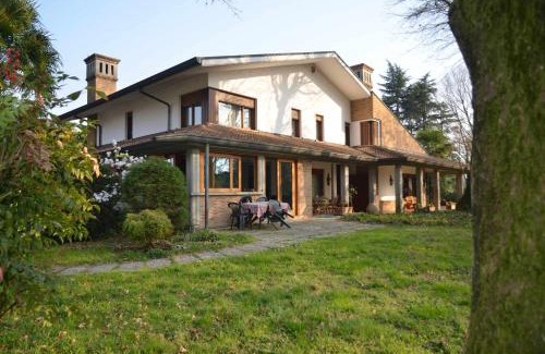 Campodarsego Apartment | Discover Padova Villetta with Private Park & Hot Tub