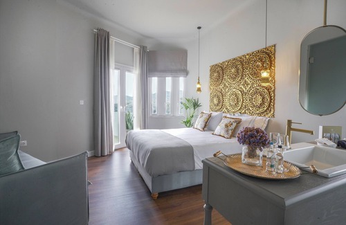 Ermoupoli House | Discover Pafsilipon Suites: Ocean View & Pet Friendly Stay