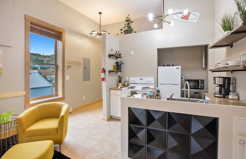 Victor Apartment | Mid-Century Modern Vacation Rental with Historic Views