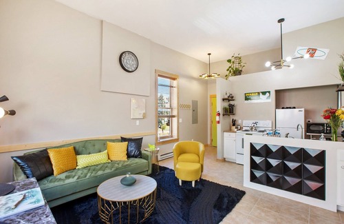 Victor Apartment | Mid-Century Modern Vacation Rental with Historic Views
