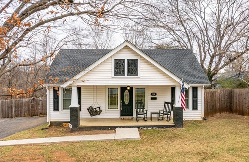 Lynchburg House | Convenient Page's Farmhouse - Steps from Downtown Fun