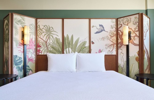 Ala Moana Hotel | Discover Pagoda Hotel: Family-Friendly with Pool & Dining