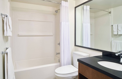 Ala Moana Hotel | Discover Pagoda Hotel: Family-Friendly with Pool & Dining