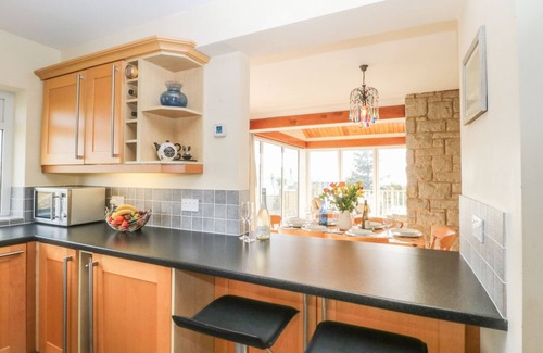 Aberdaron Cottage | Relaxing Oceanfront Stay at Paham with Pool & Pet-Friendly
