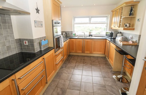 Aberdaron Cottage | Relaxing Oceanfront Stay at Paham with Pool & Pet-Friendly