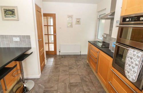 Aberdaron Cottage | Relaxing Oceanfront Stay at Paham with Pool & Pet-Friendly