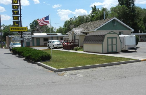 Riverton Hotel | Welcoming Paintbrush Motel: Pet & Child-Friendly Stay