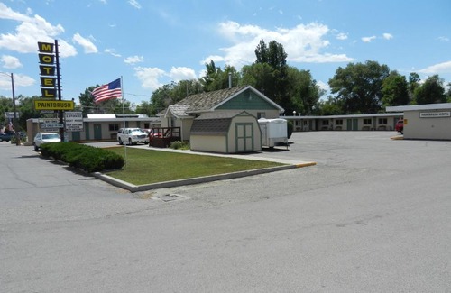 Riverton Hotel | Welcoming Paintbrush Motel: Pet & Child-Friendly Stay