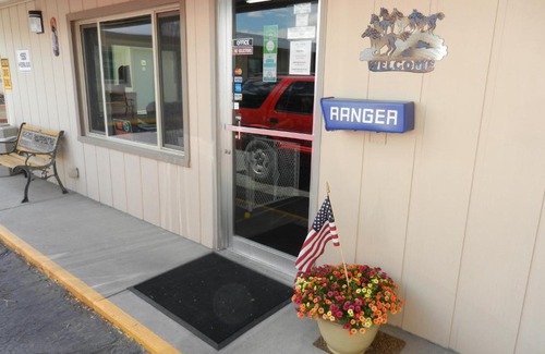Riverton Hotel | Welcoming Paintbrush Motel: Pet & Child-Friendly Stay