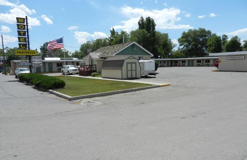 Riverton Hotel | Welcoming Paintbrush Motel: Pet & Child-Friendly Stay