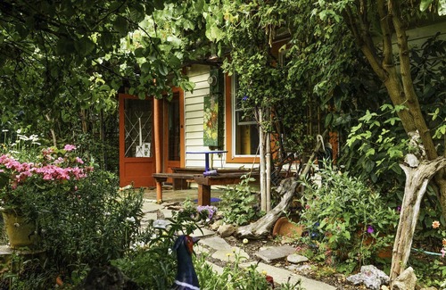 Mitchell Cottage | Discover Painted Hills Vacation: Pet-Friendly Oasis Awaits