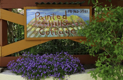 Mitchell Cottage | Discover Painted Hills Vacation: Pet-Friendly Oasis Awaits