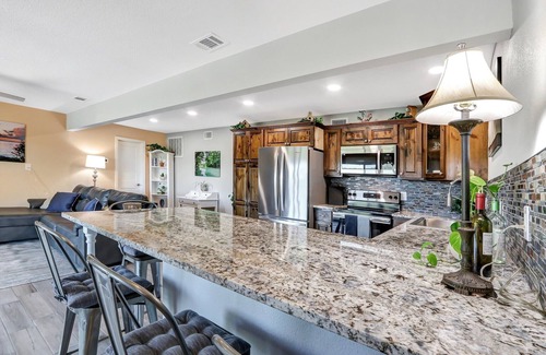New Braunfels House | Indulge in Romantic Sunsets at Painted Paradise Guest Suite
