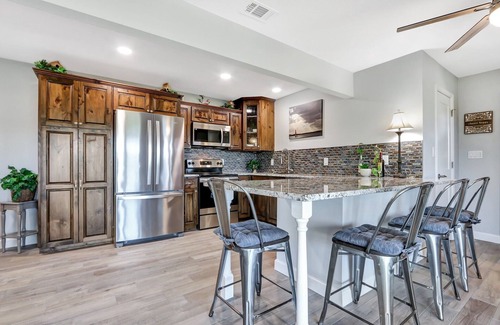 New Braunfels House | Indulge in Romantic Sunsets at Painted Paradise Guest Suite