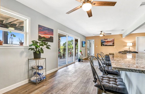 New Braunfels House | Indulge in Romantic Sunsets at Painted Paradise Guest Suite