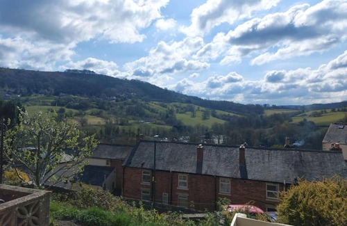 Matlock Bath House | Inviting Painter's Cottage: Pet-Friendly Retreat with Spa