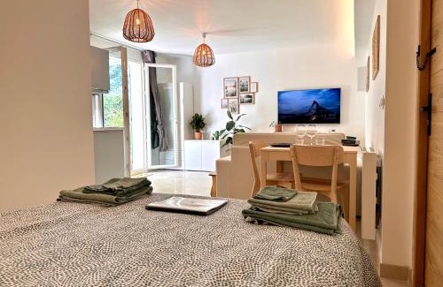 Peyrolles-en-Provence Apartment | Tranquil Studio by the Forest - Guest Rated 9.8/10