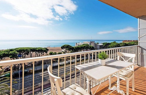 Malgrat de Mar Apartment | Relaxing Stay at Paisos Catalans with Oceanfront Views