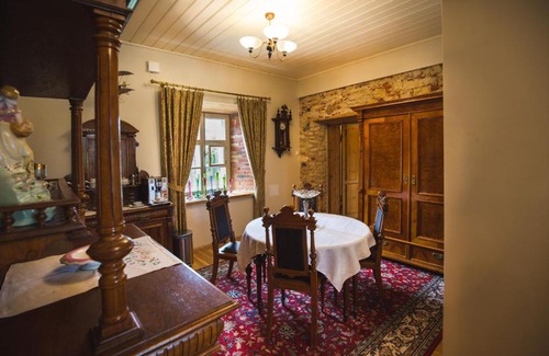 Poltsamaa Parish Hotel | Discover Pajusi Mõisa Külalistemaja: Family-Friendly Retreat
