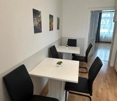 Hutteldorf Apartment | Family-Friendly Paky Appartements with Relaxing Hot Tub