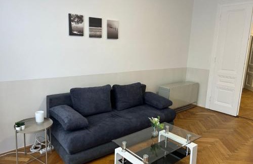 Nibelungen-Viertel Apartment | Family-Friendly Retreat at Paky Appartements 00411