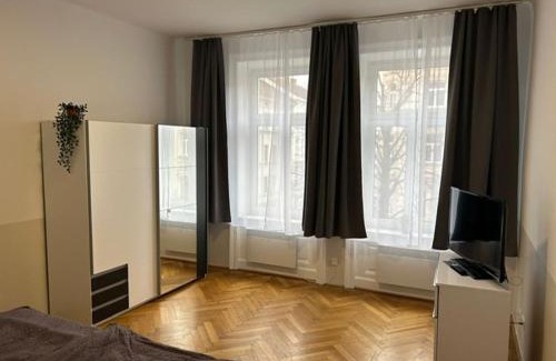 Nibelungen-Viertel Apartment | Family-Friendly Retreat at Paky Appartements 00411