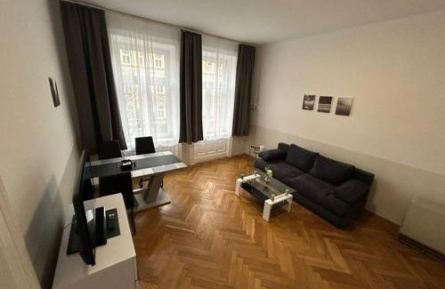 Nibelungen-Viertel Apartment | Family-Friendly Retreat at Paky Appartements 00411