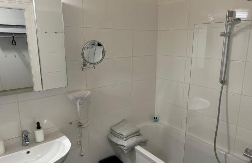 Nibelungen-Viertel Apartment | Family-Friendly Retreat at Paky Appartements 00411