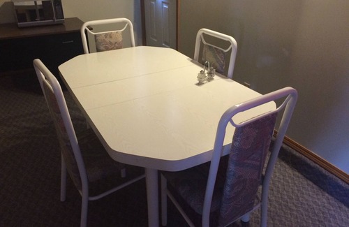 Medicine Hat Hotel | Budget-Friendly Stay at Pal's Motel with Pool & Breakfast