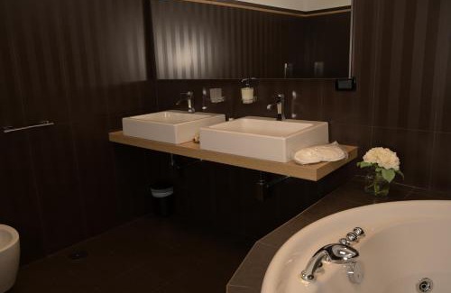 Cosenza Hotel | Explore Palace Eight: Suites, Spa & Pet-Friendly Comfort