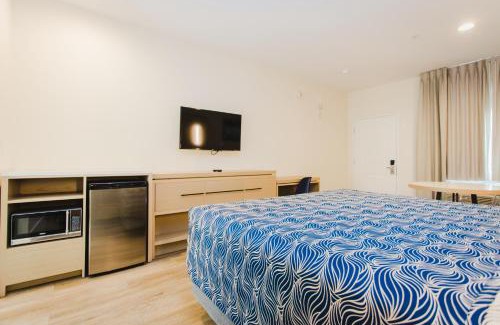 North Shore Hotel | Discover Family-Friendly Comfort at Palace Inn Blue