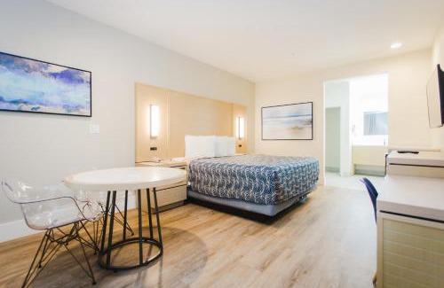 North Shore Hotel | Discover Family-Friendly Comfort at Palace Inn Blue