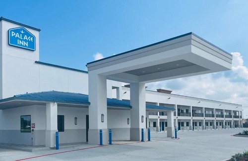 Baytown Hotel | Family-Friendly Retreat at Palace Inn Blue - Garth Rd