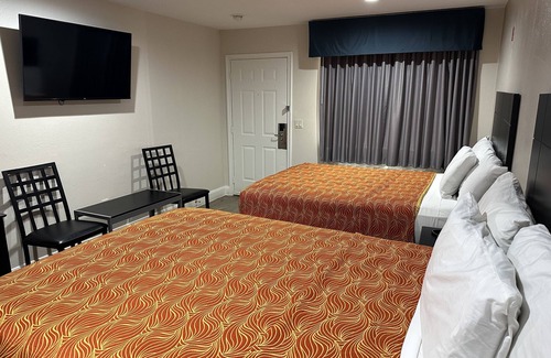 Southeast Houston Hotel | Comfortable Stay at Palace Inn I-45 with Spa & Breakfast