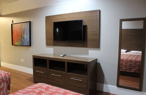 North Shore Hotel | Comfortable Stay at Palace Inn I10East & John Ralston