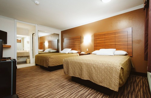 Lawndale/ Wayside Hotel | Cozy Stay at Palace Inn Wayside with Breakfast & Kitchen