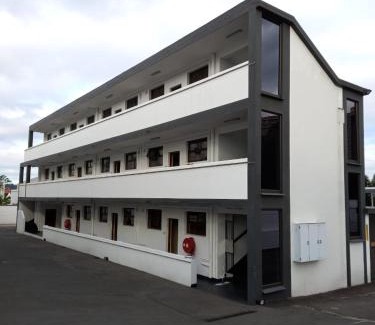 Ethekwini Cabin | Affordable Palace Lodge Pinetown with Breakfast & Kitchen