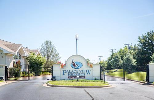 Branson Hotel | Top-Rated Palace View Heights with Pool & Family-Friendly Fun