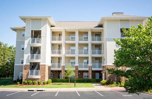 Branson Hotel | Top-Rated Palace View Heights with Pool & Family-Friendly Fun