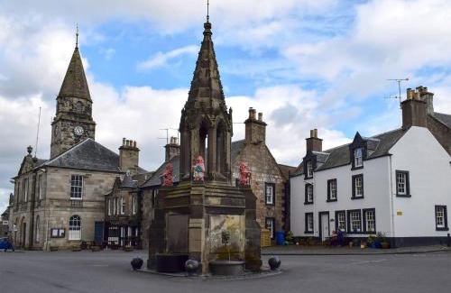 Falkland House | Discover Family-Friendly Comfort at Palace View - Uk40569