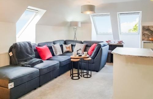 Falkland House | Discover Family-Friendly Comfort at Palace View - Uk40569