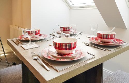 Falkland House | Discover Family-Friendly Comfort at Palace View - Uk40569