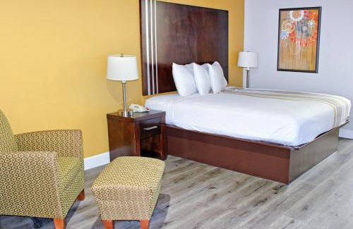 Spring Branch Hotel | Convenient Stay at Palacio Royale Houston NW Near Beltway 8