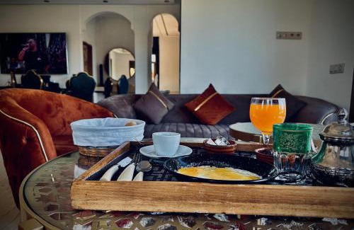 Sidi Abdallah Ghiat Villa | Discover Palais d'Or: Pet-Friendly Oasis with Pool Access