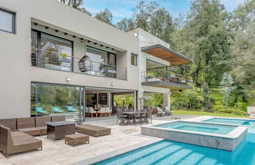Valle de Bravo Villa | Palatial Private Pool Villa Like Your Own Resort