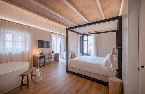 Castello d'Empuries Hotel | Unforgettable Stay at Palau Macelli: 4-Star Excellence