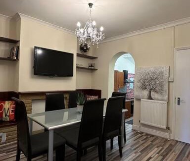 Edmonton House | Family-Friendly Stay at Palaz 7 - Rated 8.7/10