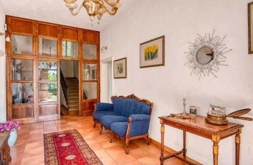 Lidarno House | Experience Comfort at Palazzetto Bovini: Pet-Friendly Retreat