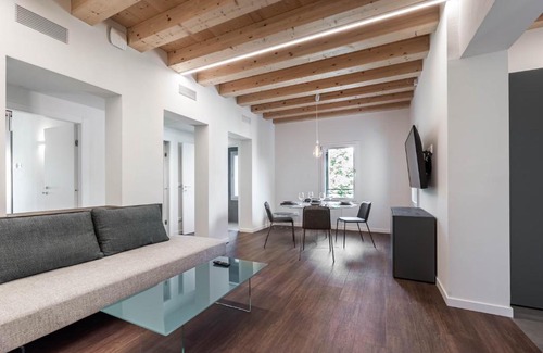 Padova Apartment | Stylish Palazzo '900 Design Flats with Hot Tub & Family Feel