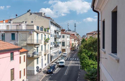 Padova Apartment | Stylish Palazzo '900 Design Flats with Hot Tub & Family Feel